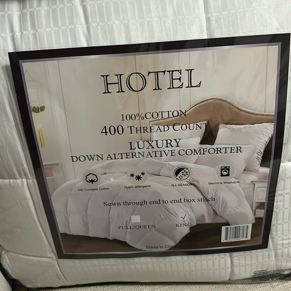 ** SOLD** 
King size Hotel luxury down alternative comforter